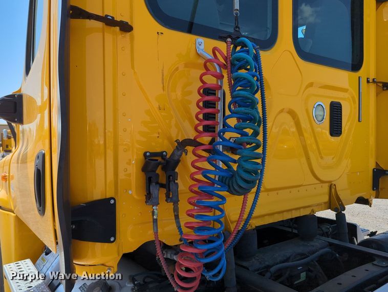 image for item MY9963 2016 Freightliner Cascadia semi truck