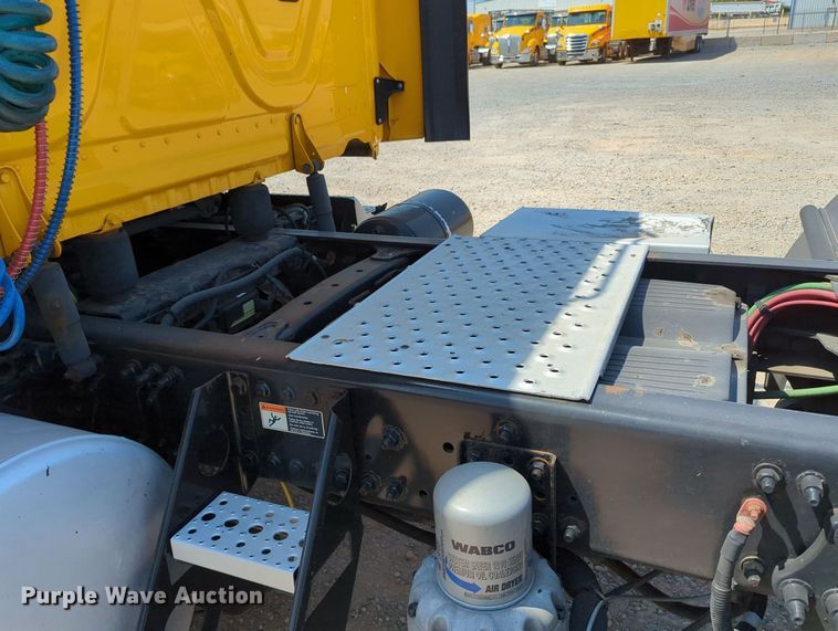 image for item MY9963 2016 Freightliner Cascadia semi truck