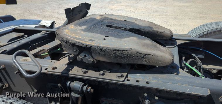 image for item MY9963 2016 Freightliner Cascadia semi truck