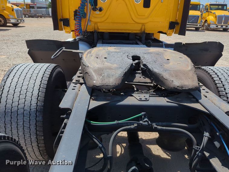 image for item MY9963 2016 Freightliner Cascadia semi truck