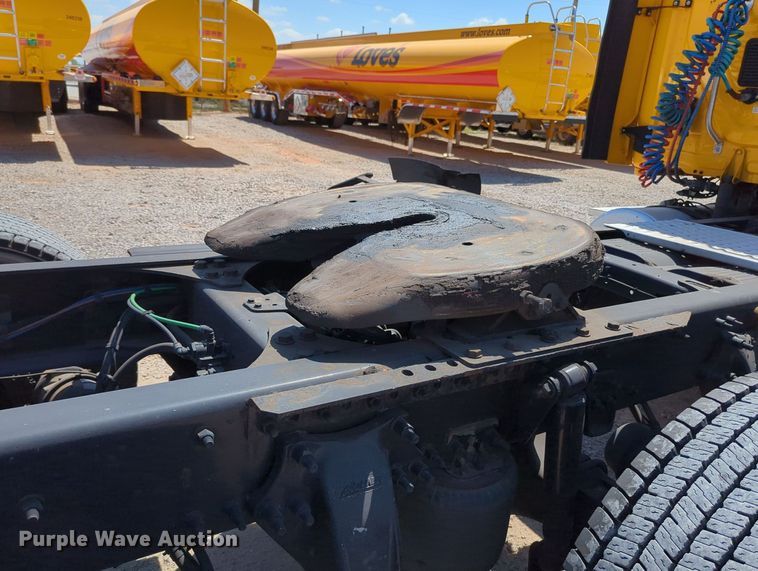 image for item MY9963 2016 Freightliner Cascadia semi truck