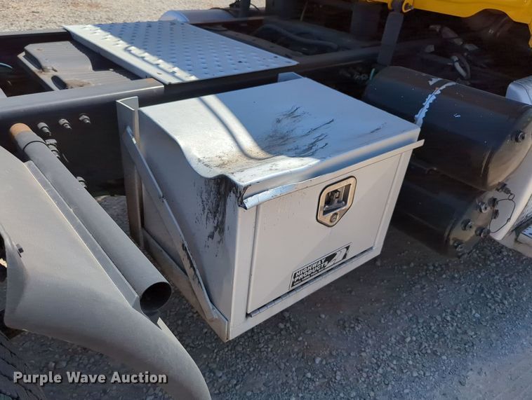 image for item MY9963 2016 Freightliner Cascadia semi truck