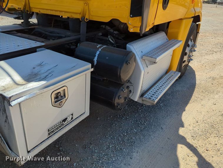 image for item MY9963 2016 Freightliner Cascadia semi truck