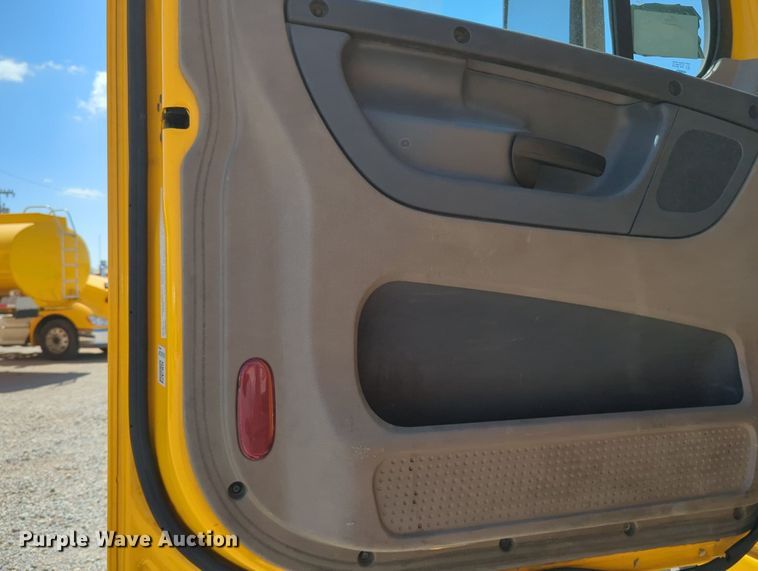 image for item MY9963 2016 Freightliner Cascadia semi truck