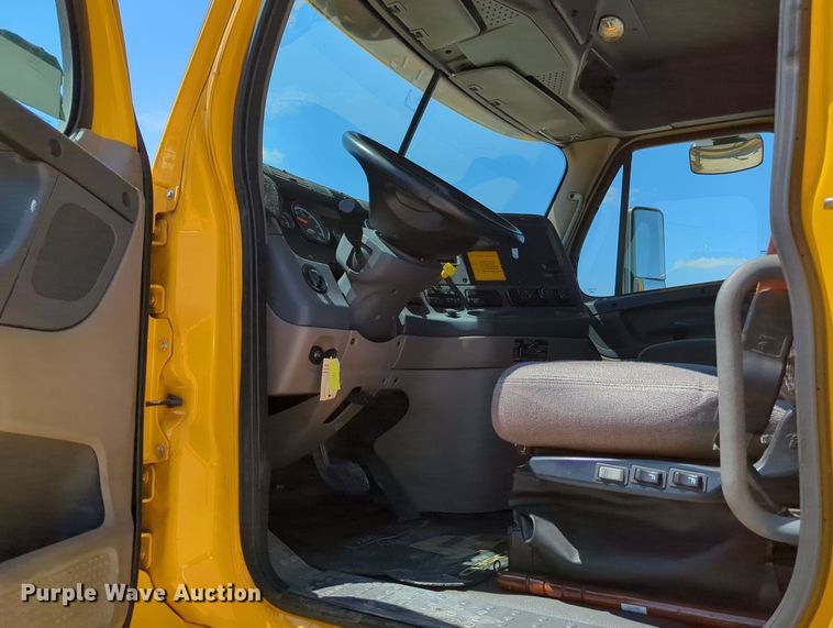 image for item MY9963 2016 Freightliner Cascadia semi truck