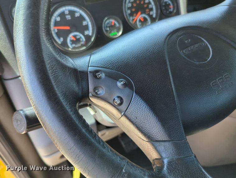 image for item MY9963 2016 Freightliner Cascadia semi truck