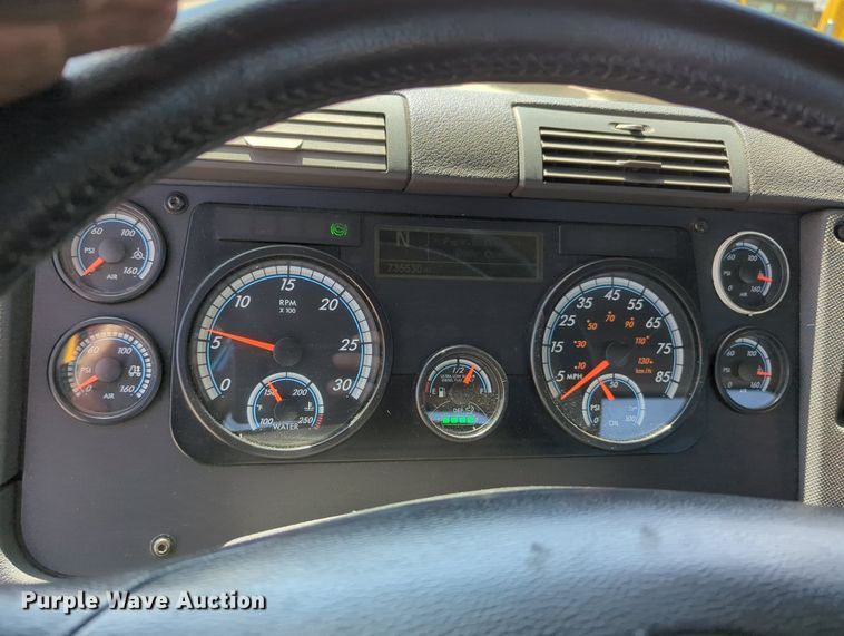 image for item MY9963 2016 Freightliner Cascadia semi truck