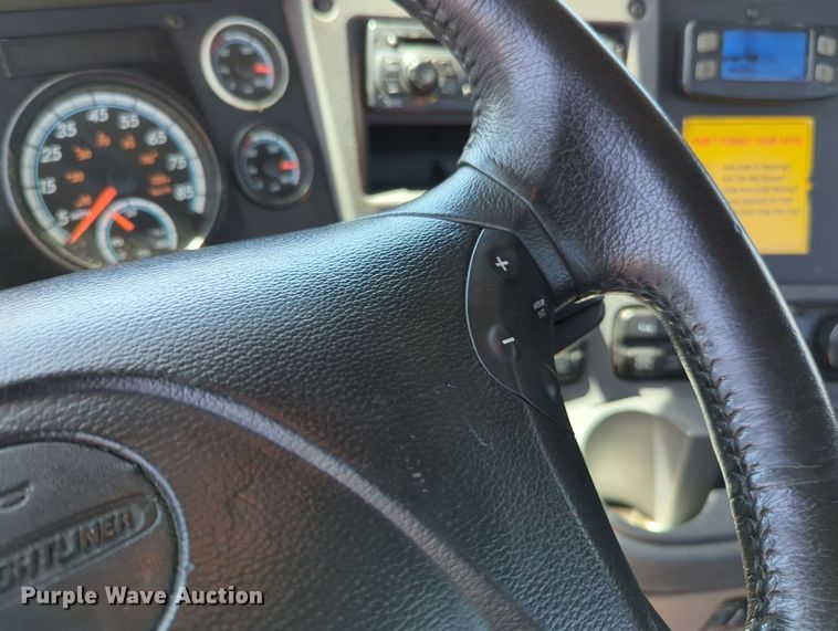 image for item MY9963 2016 Freightliner Cascadia semi truck