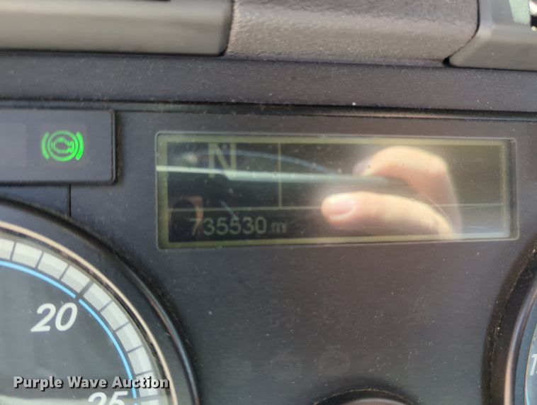 image for item MY9963 2016 Freightliner Cascadia semi truck