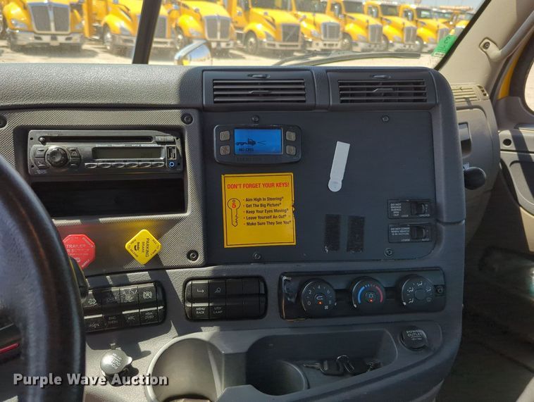 image for item MY9963 2016 Freightliner Cascadia semi truck