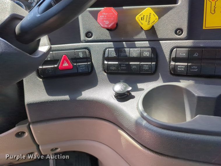 image for item MY9963 2016 Freightliner Cascadia semi truck