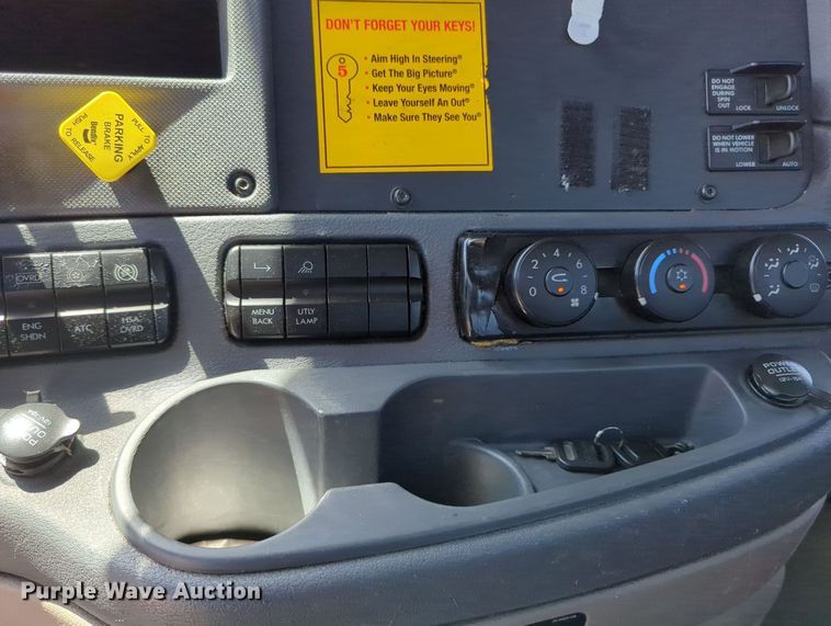 image for item MY9963 2016 Freightliner Cascadia semi truck