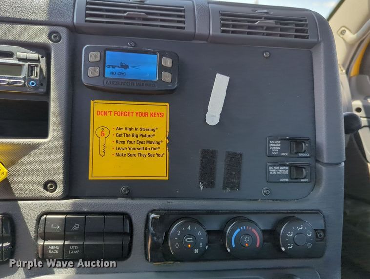 image for item MY9963 2016 Freightliner Cascadia semi truck