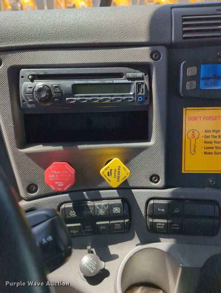 image for item MY9963 2016 Freightliner Cascadia semi truck