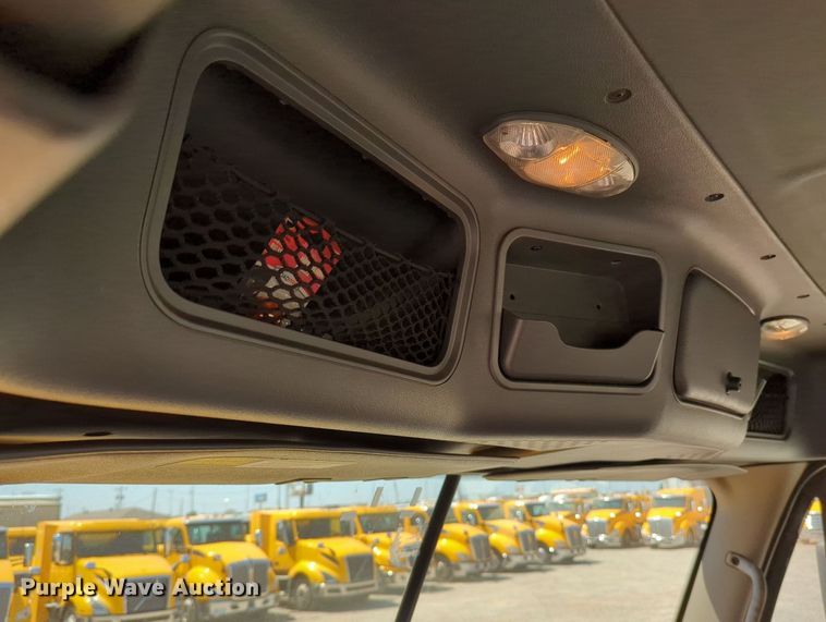 image for item MY9963 2016 Freightliner Cascadia semi truck