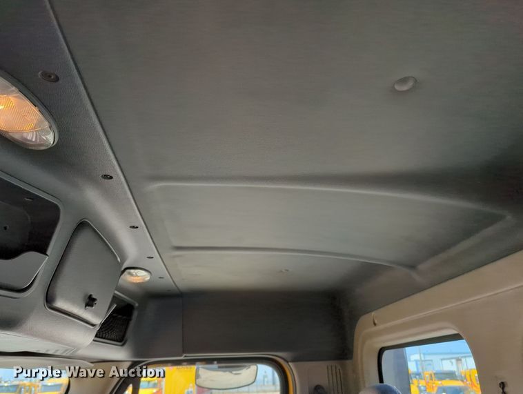 image for item MY9963 2016 Freightliner Cascadia semi truck