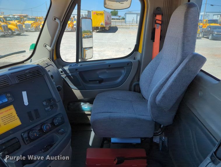 image for item MY9963 2016 Freightliner Cascadia semi truck