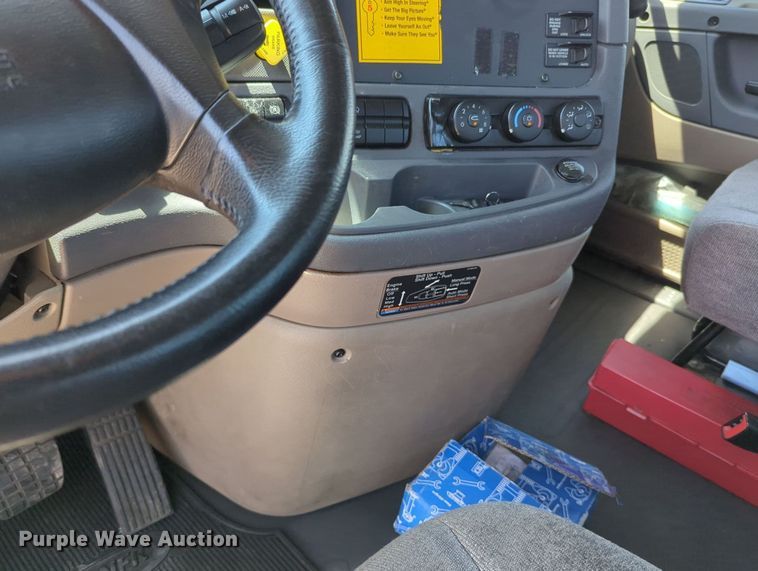 image for item MY9963 2016 Freightliner Cascadia semi truck