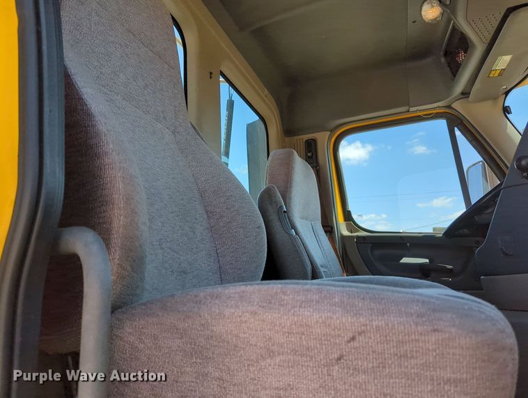 image for item MY9963 2016 Freightliner Cascadia semi truck