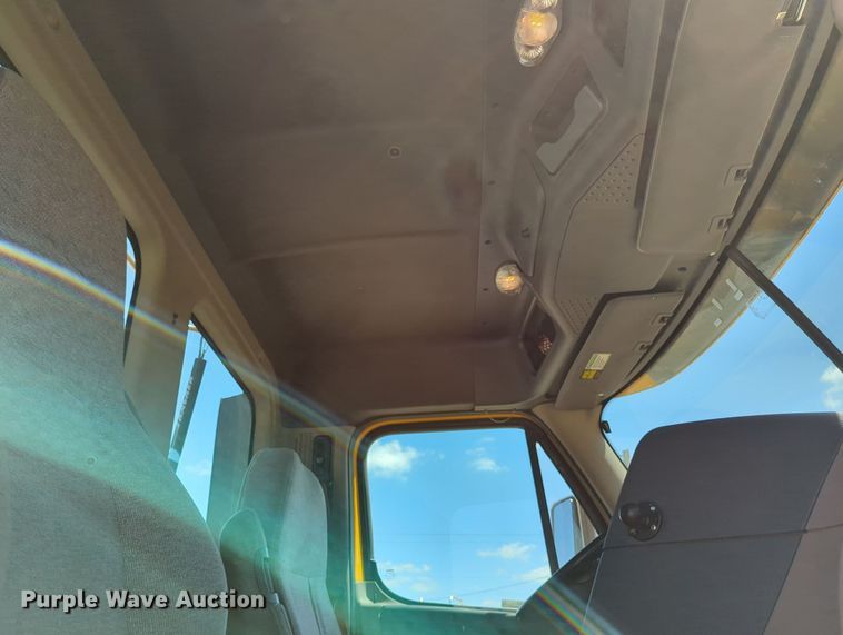 image for item MY9963 2016 Freightliner Cascadia semi truck