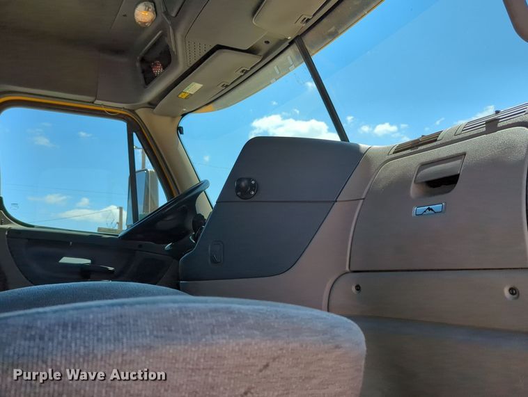 image for item MY9963 2016 Freightliner Cascadia semi truck