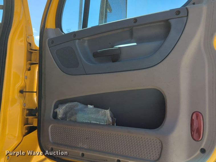 image for item MY9963 2016 Freightliner Cascadia semi truck