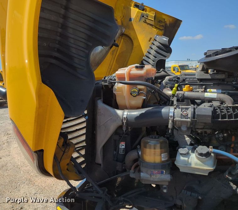 image for item MY9963 2016 Freightliner Cascadia semi truck