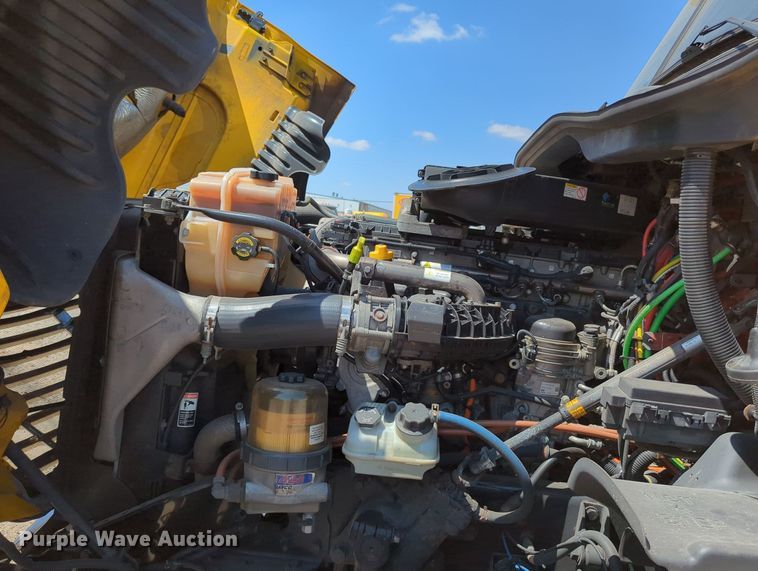 image for item MY9963 2016 Freightliner Cascadia semi truck