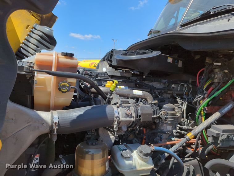 image for item MY9963 2016 Freightliner Cascadia semi truck