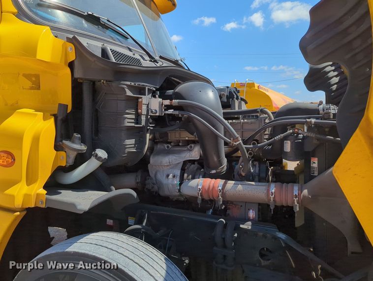 image for item MY9963 2016 Freightliner Cascadia semi truck