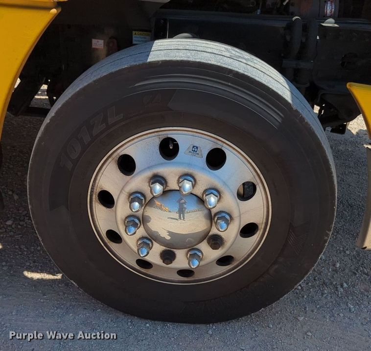 image for item MY9963 2016 Freightliner Cascadia semi truck