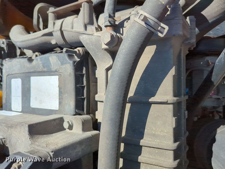 image for item MY9963 2016 Freightliner Cascadia semi truck