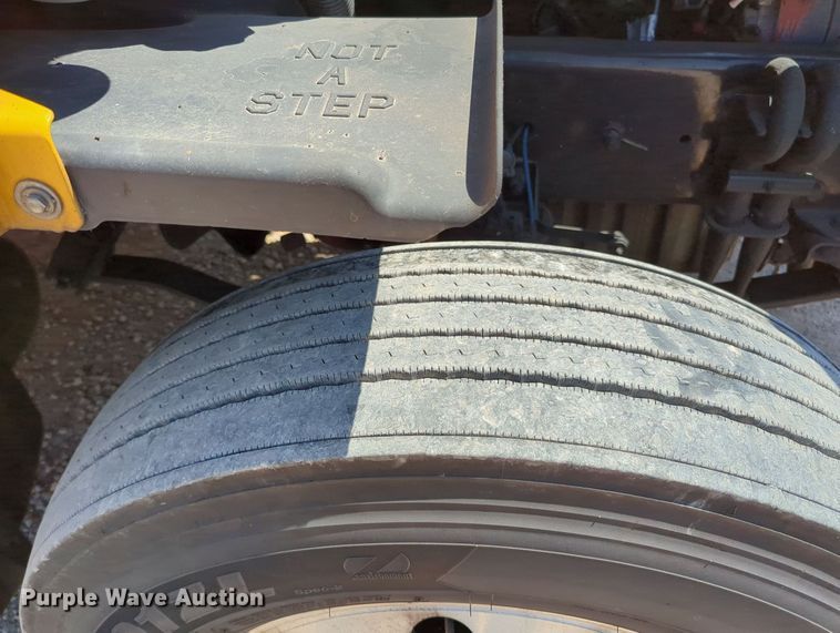 image for item MY9963 2016 Freightliner Cascadia semi truck