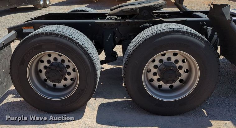 image for item MY9963 2016 Freightliner Cascadia semi truck