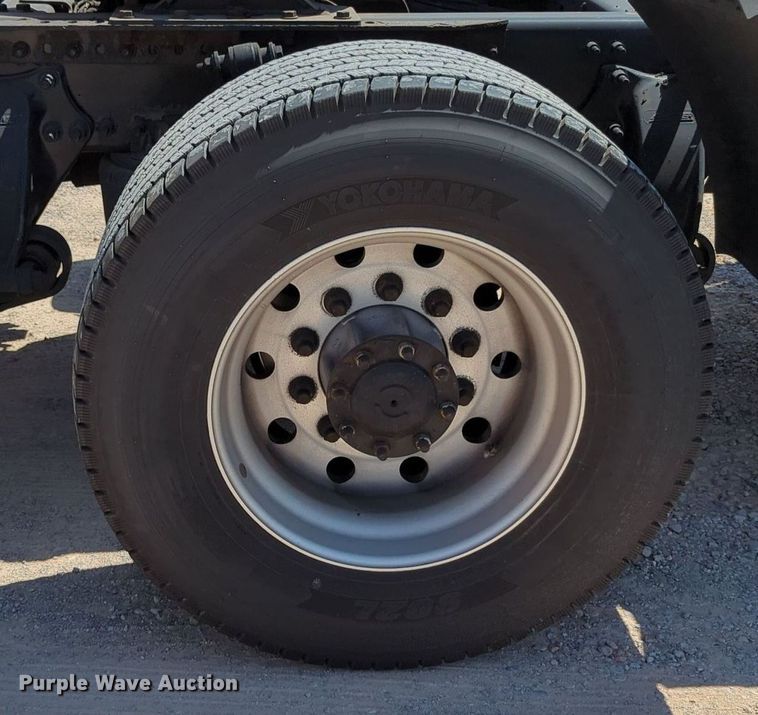 image for item MY9963 2016 Freightliner Cascadia semi truck