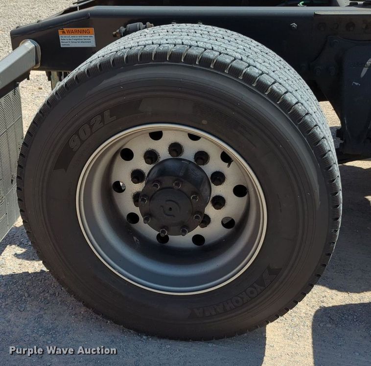 image for item MY9963 2016 Freightliner Cascadia semi truck