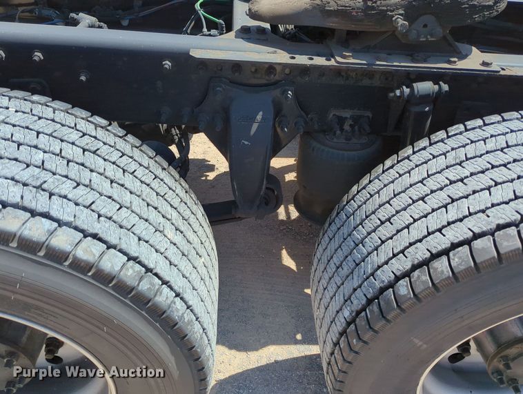 image for item MY9963 2016 Freightliner Cascadia semi truck