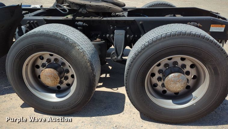 image for item MY9963 2016 Freightliner Cascadia semi truck