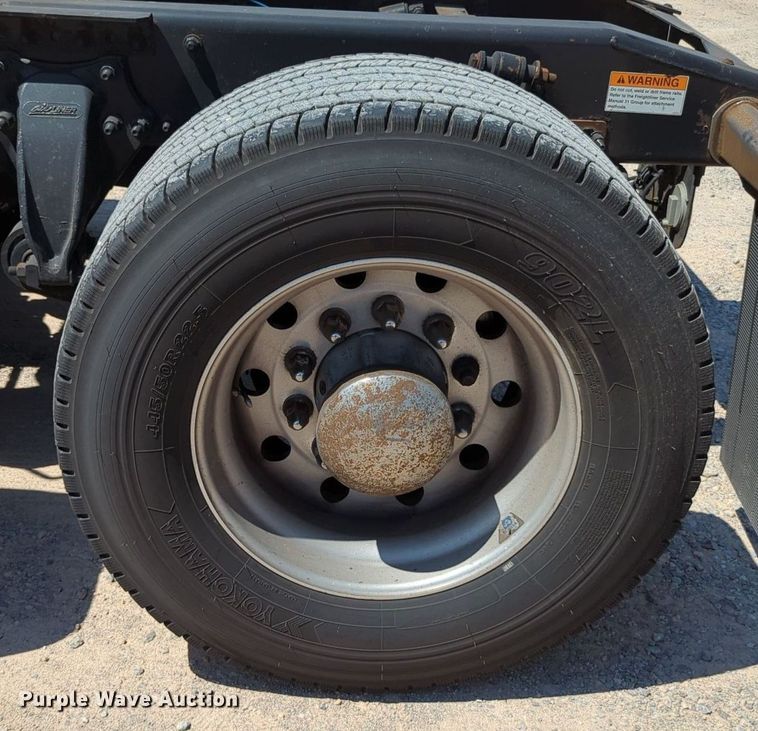 image for item MY9963 2016 Freightliner Cascadia semi truck