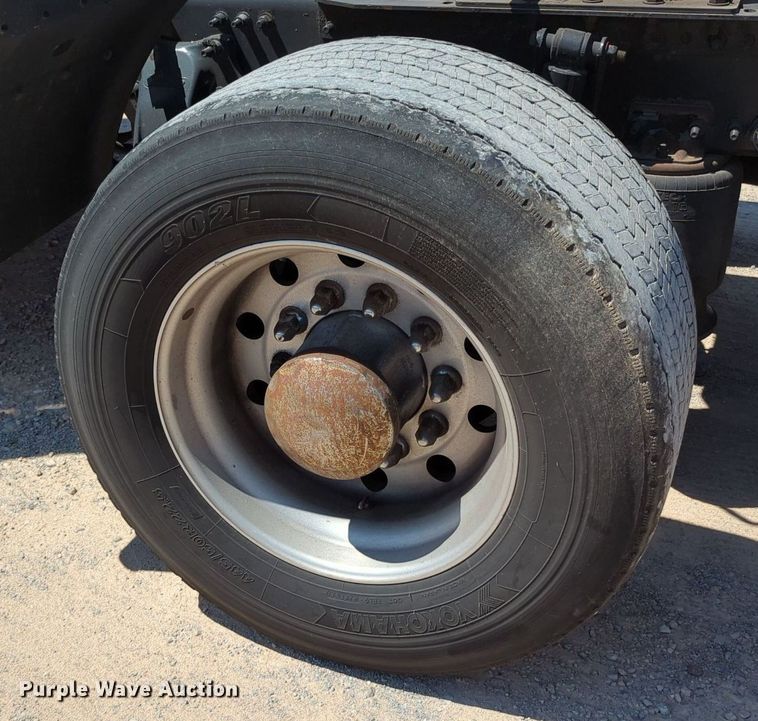 image for item MY9963 2016 Freightliner Cascadia semi truck