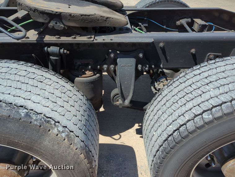 image for item MY9963 2016 Freightliner Cascadia semi truck