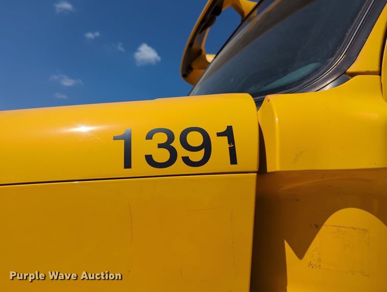 image for item MY9963 2016 Freightliner Cascadia semi truck