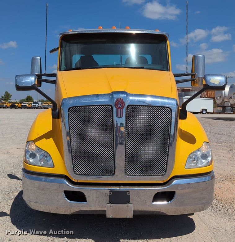 image for item MY9964 2020 Kenworth T680 semi truck