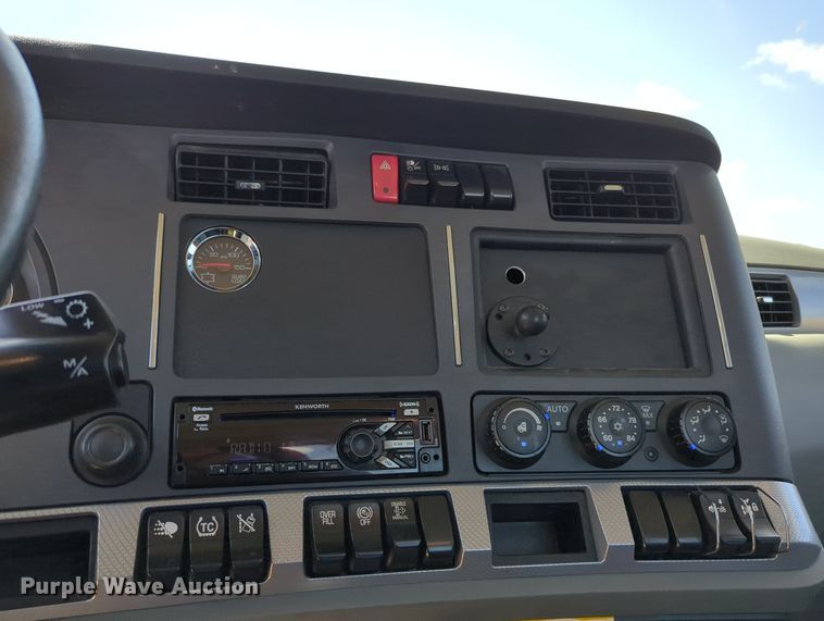 image for item MY9964 2020 Kenworth T680 semi truck