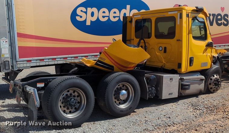 image for item MY9966 2022 Freightliner Cascadia semi truck