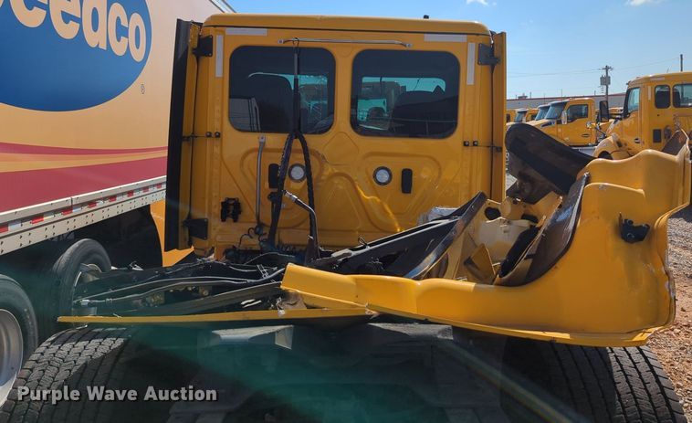 image for item MY9966 2022 Freightliner Cascadia semi truck