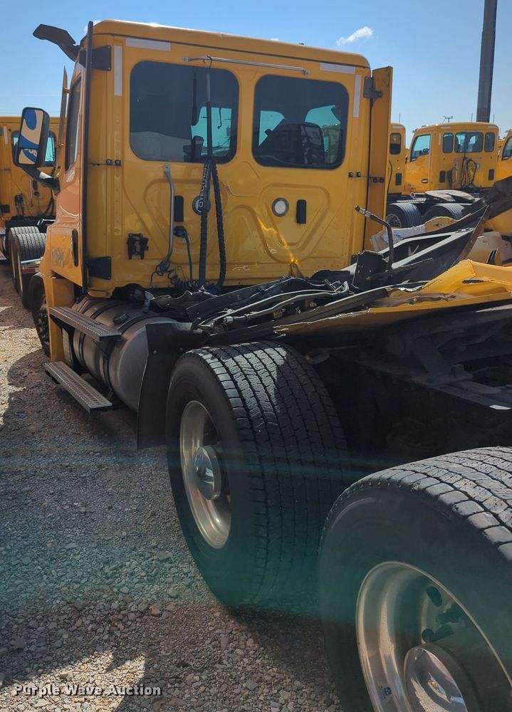 image for item MY9966 2022 Freightliner Cascadia semi truck