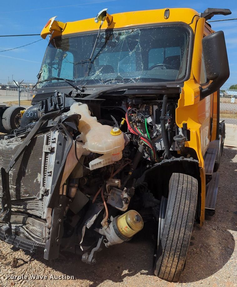 image for item MY9966 2022 Freightliner Cascadia semi truck