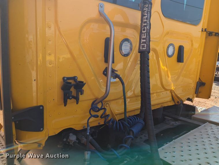 image for item MY9966 2022 Freightliner Cascadia semi truck