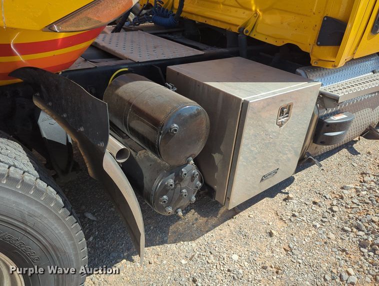 image for item MY9966 2022 Freightliner Cascadia semi truck